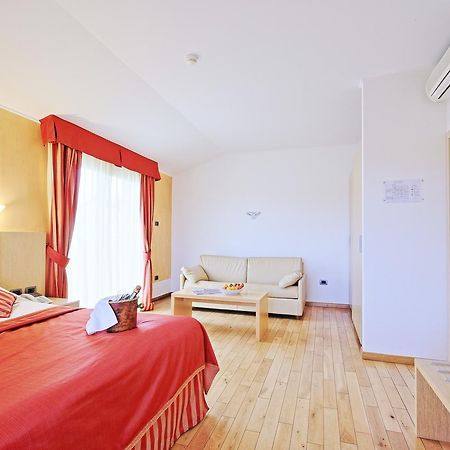 Vilola Bed & Breakfast Zambratija  Ngoại thất bức ảnh