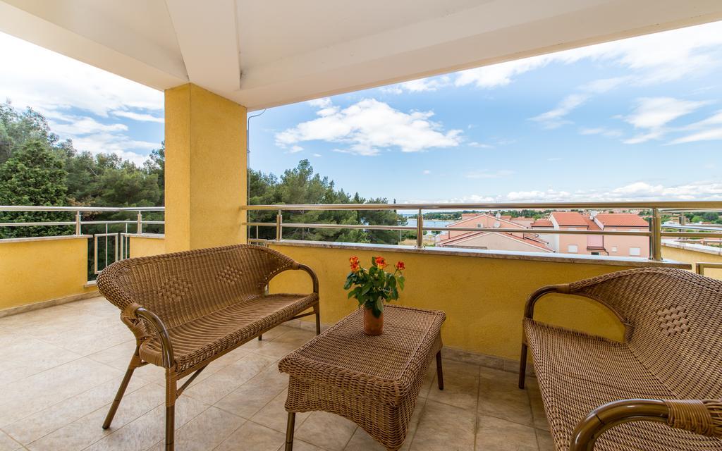 Vilola Bed & Breakfast Zambratija  Ngoại thất bức ảnh