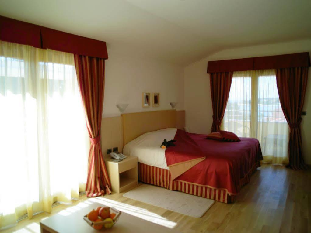 Vilola Bed & Breakfast Zambratija  Ngoại thất bức ảnh